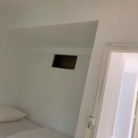 Le Grand-saconnex Guesthouse, 5 Min Walk To Airport 公寓式酒店 *